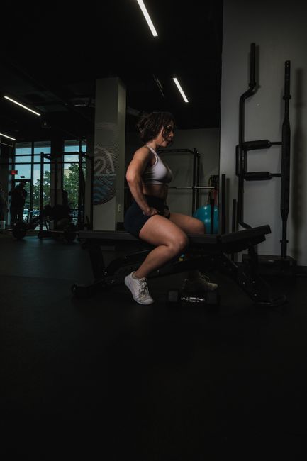 Športovec počas silového tréningu s výbavou Sport Vybava